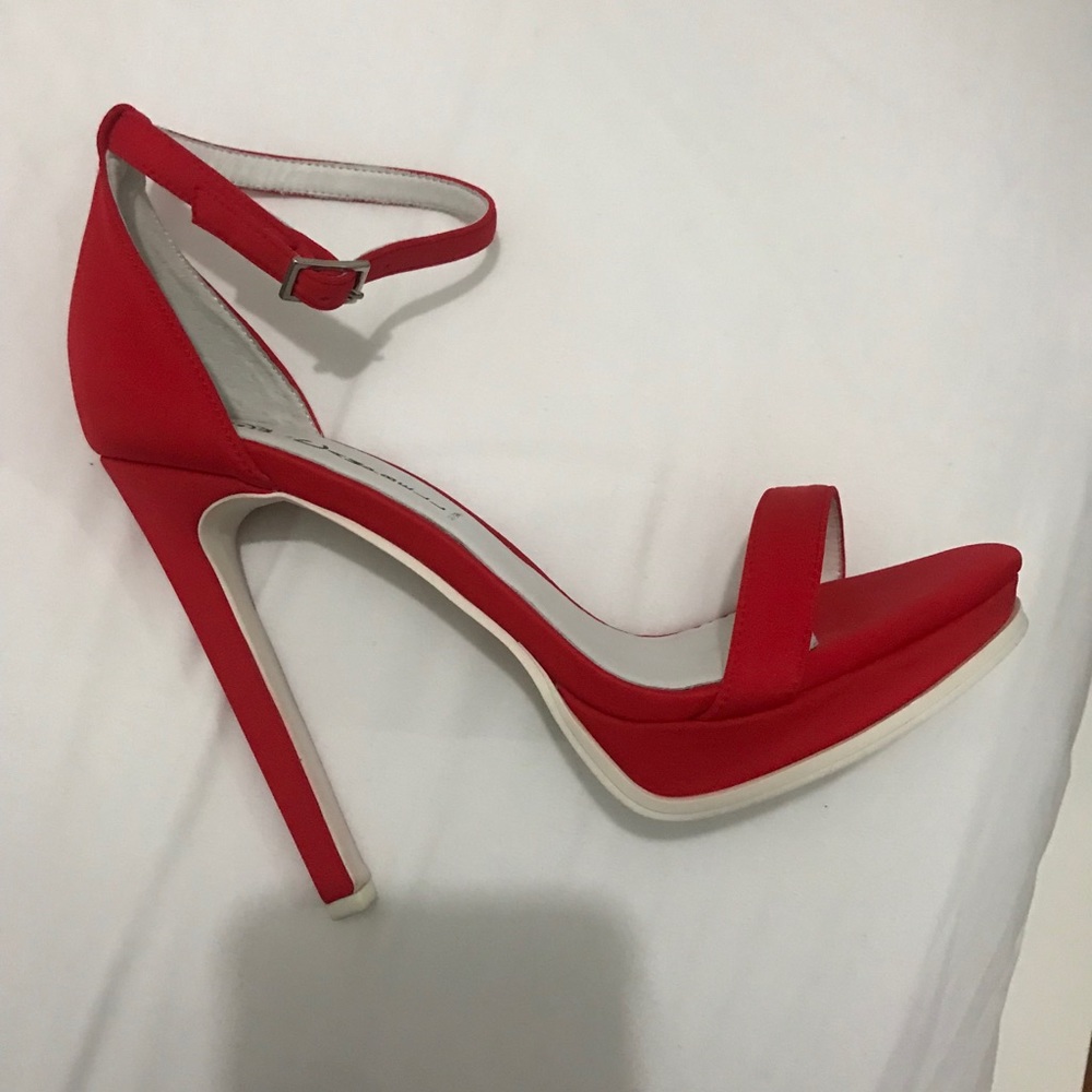 ❌❌ SOLD ❌❌ Beautiful red heels a bit small on me